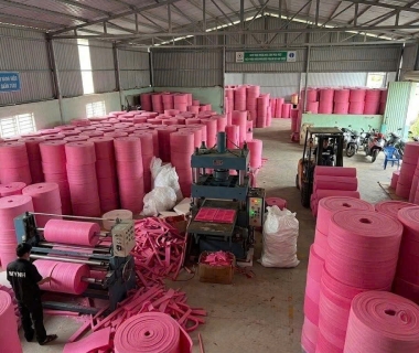 Cuộn Mút Xốp PE Foam Bọc Hàng Màu Hồng Chống Sốc Chất Lượng Cao, Giá Sỉ Tại Xưởng