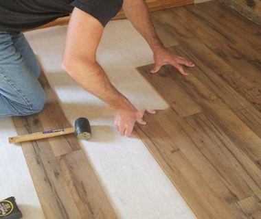 Kỹ thuật lót xốp sàn gỗ chuẩn: Hướng dẫn thi công chuyên nghiệp và bền vững