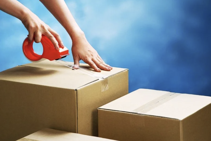 Sử dụng băng keo kém chất lượng hoặc dán thùng sai quy cách