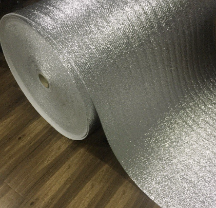 mút xốp PE foam tráng bạc dưới mái tôn